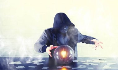 Bir fortune teller top olan bir adam