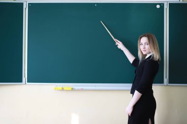 Genç kız öğretmen İlköğretim Okulu