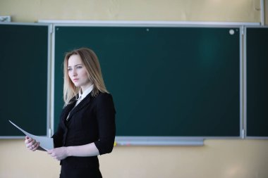 Genç kız öğretmen İlköğretim Okulu