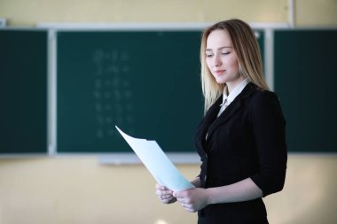 Genç kız öğretmen İlköğretim Okulu