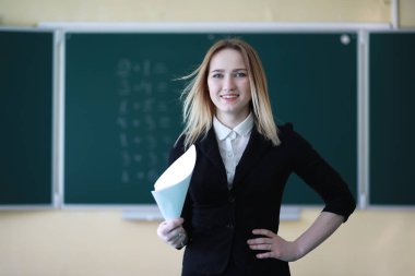 Genç kız öğretmen İlköğretim Okulu