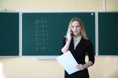 Genç kız öğretmen İlköğretim Okulu