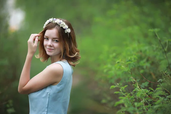 Chica en vestido azul en el parque verde —  Fotos de Stock