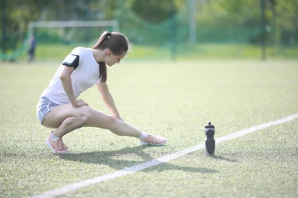 Dívka a sportovní životní styl dělá cvičení — Stock fotografie