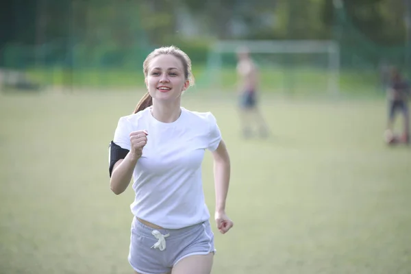 Ragazza e stile di vita sportivo facendo esercizi — Foto Stock