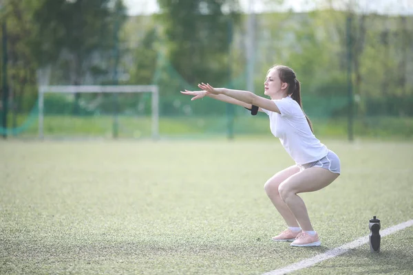 Dívka a sportovní životní styl dělá cvičení — Stock fotografie