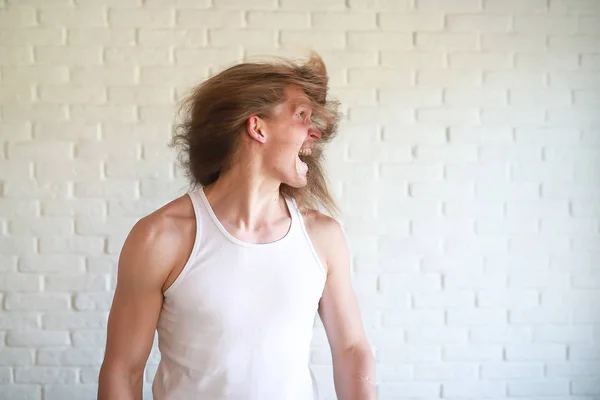 Jovem com cabelo comprido — Fotografia de Stock