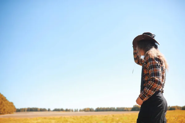 Uomo con chitarra in autunno giorno — Foto Stock