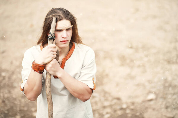 Мужчина в этнической одежде скандинав.
