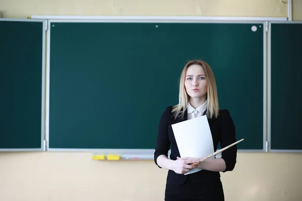 Joven profesora de primaria —  Fotos de Stock