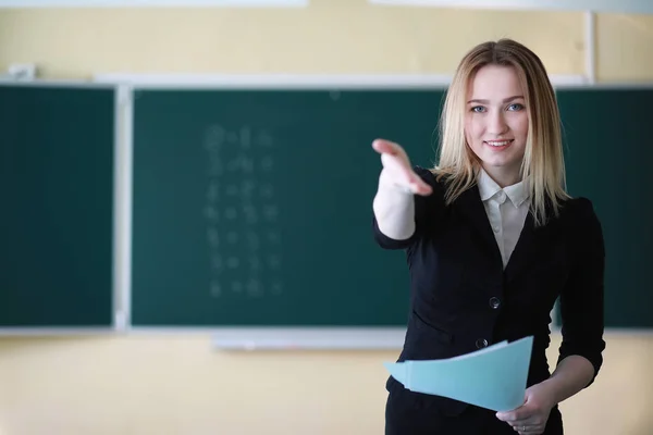 Gadis muda guru di sekolah dasar — Stok Foto