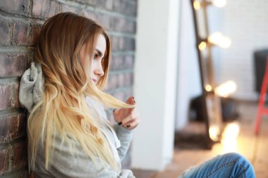 Genç bir kız rahat bir oda aittir