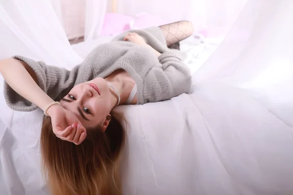 금발 머리와 회색 스웨터 소녀 — 스톡 사진