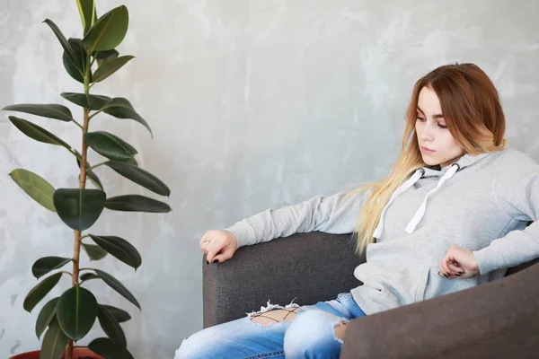 Una joven descansa en una acogedora habitación — Foto de Stock