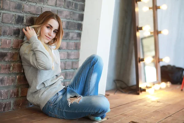 Una joven descansa en una acogedora habitación — Foto de Stock