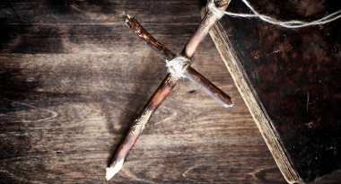 Ahşap bir masa üzerinde dini eski kitap. Dini bir çapraz bağlı zekâ