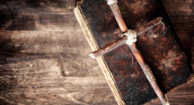 Ahşap bir masa üzerinde dini eski kitap. Dini bir çapraz bağlı zekâ