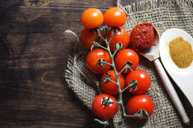 Dal taze kiraz domates ile. Olgun kırmızı domates. Domates bir