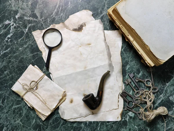 Papeles retro y libro sobre mesa de trabajo de detectives con herramientas — Foto de Stock