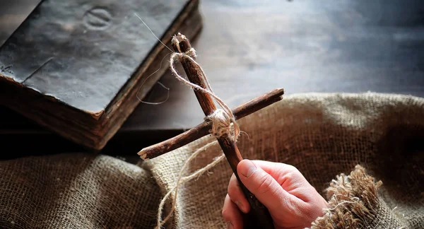 Religious old book on a wooden table. A religious cross tied wit — Stock Photo, Image