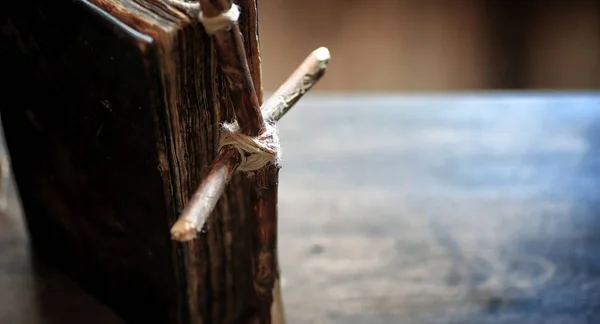 Релігійна стара книга на дерев'яному столі. Релігійний хрест пов'язаний з дотепністю — стокове фото