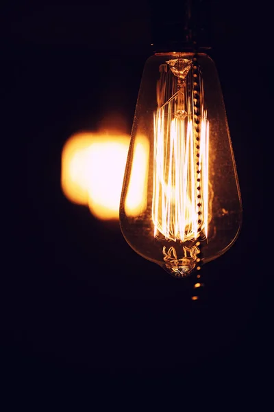 Lámparas con filamento de tungsteno. Bombilla Edisons. Filamento fila — Foto de Stock