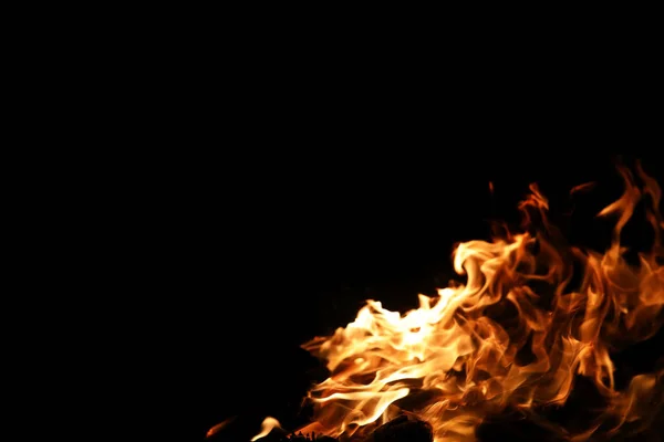 Язики полум'я оранжево-жовтого кольору від палаючого вогню — стокове фото