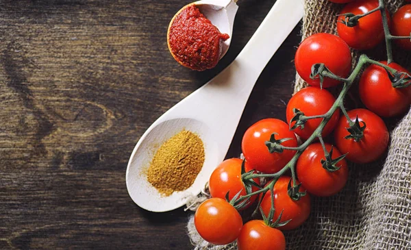 Dal taze kiraz domates ile. Olgun kırmızı domates.