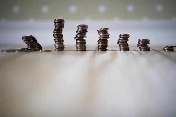 Monedas apiladas en pilas en el suelo —  Fotos de Stock