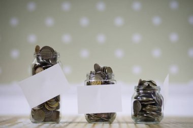 kavanozların üzerinde kat Rus ruble başlayıp büyüğe paralar 