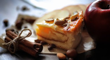 Tarçın ve ahşap bir masa üzerinde elma turtası. Taze pasta zekâ