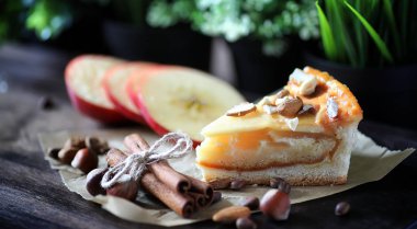 Tarçın ve ahşap bir masa üzerinde elma turtası. Taze pasta zekâ