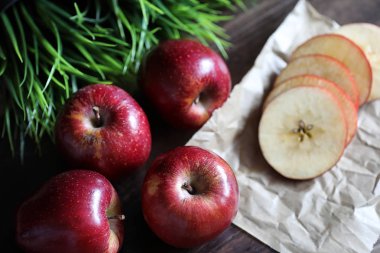 Ahşap bir masa üzerinde kırmızı taze elma