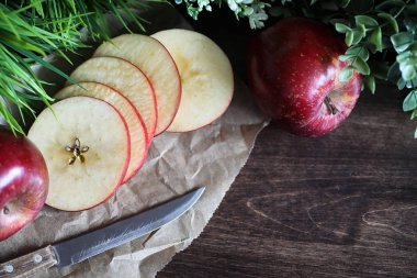 Ahşap bir masa üzerinde kırmızı taze elma