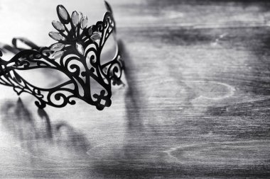 Karnaval maskesi masanın üzerinde. Kamuflaj bir Tarih Konu 