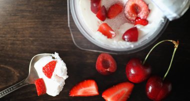 Çilek ile taze yoğurt. Taze ve ju ile bir kase dondurma