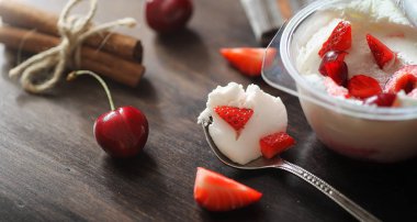 Çilek ile taze yoğurt. Taze ve ju ile bir kase dondurma
