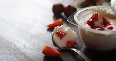 Çilek ile taze yoğurt. Taze ve ju ile bir kase dondurma