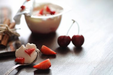 Taze çilek ve vişne ile yoğurt