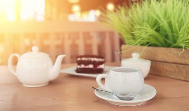 Bir içki ve bir sokak kafede tatlı su ısıtıcısı. Ket çay