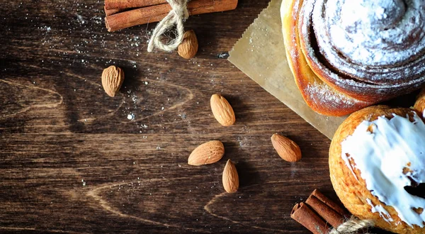 Tarte à la cannelle et pommes sur une table en bois. Pâtisserie fraîche esprit — Photo