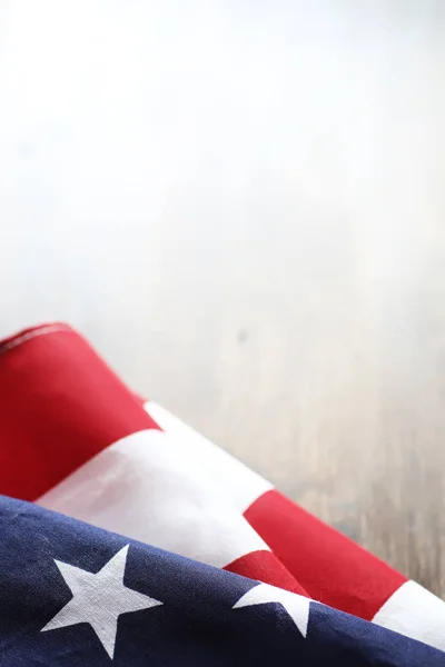 Американский флаг на деревянном текстурном столе — стоковое фото