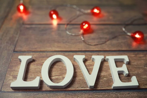 Слово Любов з дерев'яних літер на фоні — стокове фото
