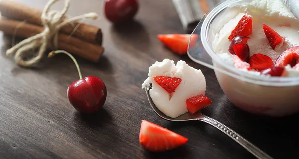 Çilek ile taze yoğurt. Taze ve ju ile bir kase dondurma