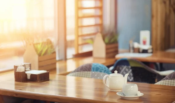 Kettle with a drink and dessert in a street cafe. Tea in the ket — Stock Photo, Image