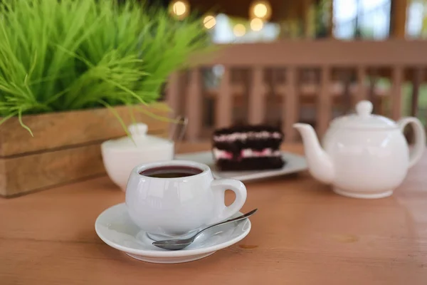 Wasserkocher mit Getränk und Dessert in einem Straßencafé. Tee im Korb — Stockfoto