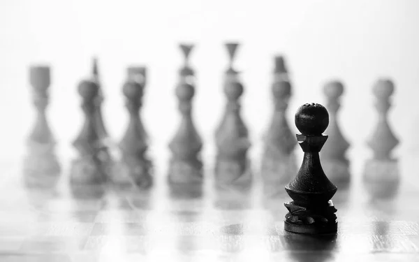 Шаховий фігурний пішак на борту — стокове фото