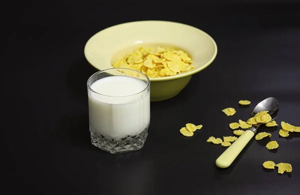 Płatki kukurydziane w talerzu. Śniadanie od płatków z miodem i mil — Zdjęcie stockowe
