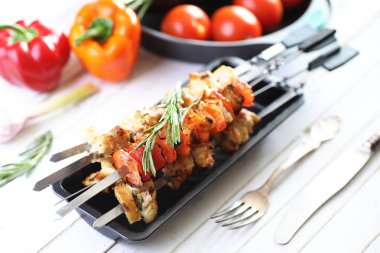 Pişmiş sebze ile metal şiş üzerinde kebap