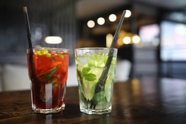 Bir tablo bir kafede nesnelerle